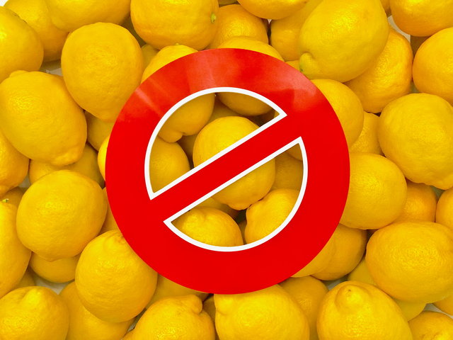 Zitronensaft ist sauer und schadet den Zähnen ...