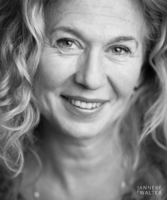 portretfoto vrouw krullend haar lachend © Janneke Walter, fotograaf Utrecht De Bilt, portretfotograaf, portret, portretfotografie