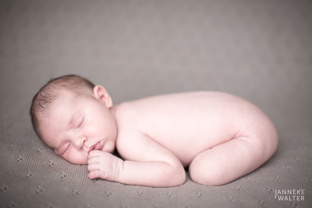 Foto_newborn_baby_taupe_deken_newbornfotograaf_Janneke_Walter_Utrecht_De_Bilt.jpg