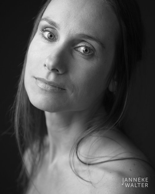 naaktfoto vrouw hoofd schuin © Janneke Walter, fotograaf Utrecht De Bilt, portretfotograaf, portret, portretfotografie