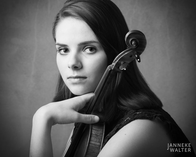 Fine art portretfoto van muzikant violiste violist Vera Beumer © Janneke Walter, fotograaf Utrecht De Bilt, fine art fotografie, portretfotograaf, portret, foto, portretfotografie