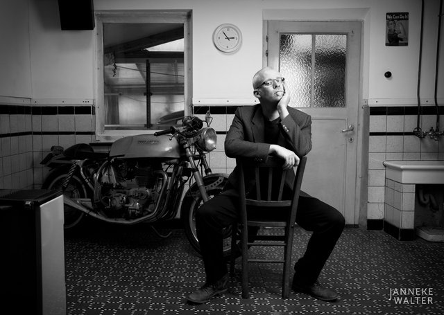 portretfoto man in keuken met motor © Janneke Walter, fotograaf Utrecht De Bilt, portretfotograaf, portret, portretfotografie