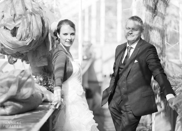 Portretfoto bruidspaar in kas in tuinerij © Janneke Walter, fotograaf Utrecht De Bilt, loveshoot, bruidsfotografie, trouwfotografie