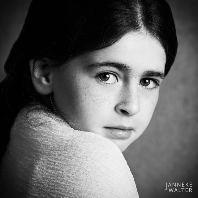 Fine art portretfoto meisje met witte omslagdoek @ Janneke Walter, kinderfotograaf Utrecht De Bilt, kinderfotografie, kinderportret, fine art fotografie