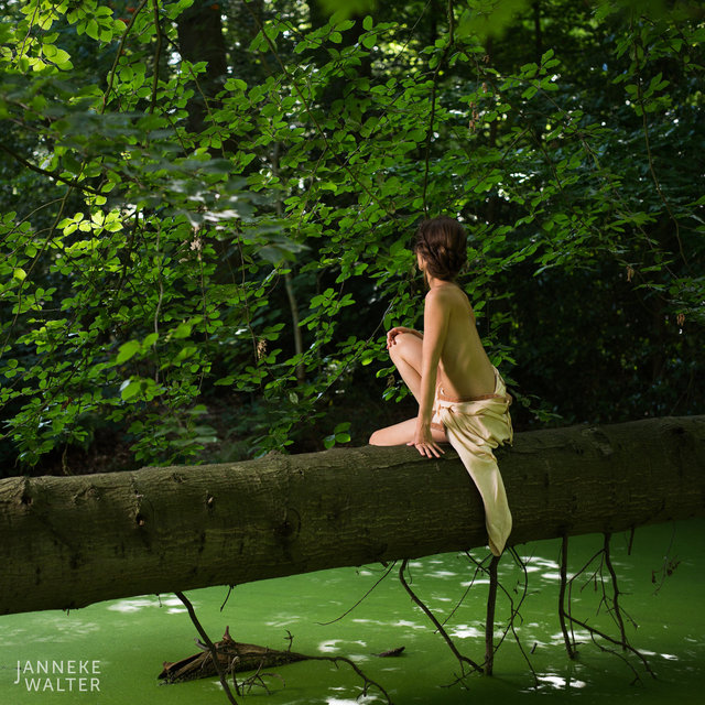 Fine art foto vrouw zittend op boomstam © Janneke Walter, fotograaf, Utrecht, De Bilt, fine art fotografie, naaktfotografie