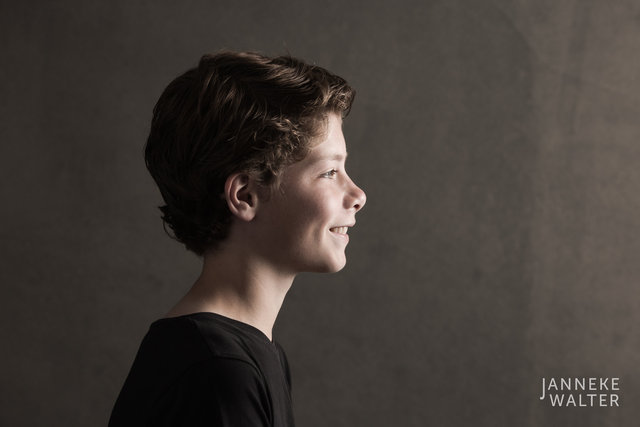 Fine art portretfoto jongen en profile @ Janneke Walter, kinderfotograaf Utrecht De Bilt, kinderfotografie, kinderportret, fine art fotografie