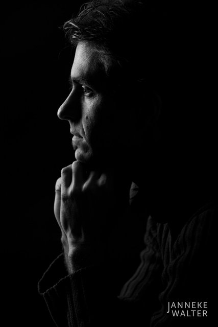 portretfoto man en profile © Janneke Walter, fotograaf Utrecht De Bilt, portretfotograaf, portret, portretfotografie