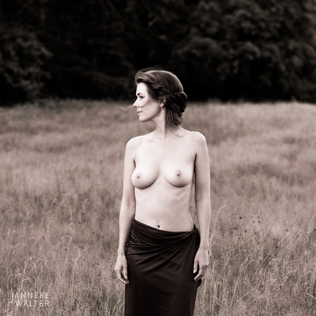 Fine art naakt foto vrouw in veld I © Janneke Walter, fotograaf, Utrecht, De Bilt, fine art fotografie, naaktfotografie