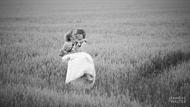 Portretfoto bruidspaar in graanveld © Janneke Walter, fotograaf Utrecht De Bilt, loveshoot, bruidsfotografie, trouwfotografie