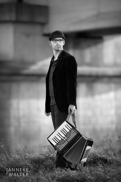 portretfoto muzikant accordeon brug © Janneke Walter, fotograaf Utrecht De Bilt, portretfotograaf, portret, portretfotografie
