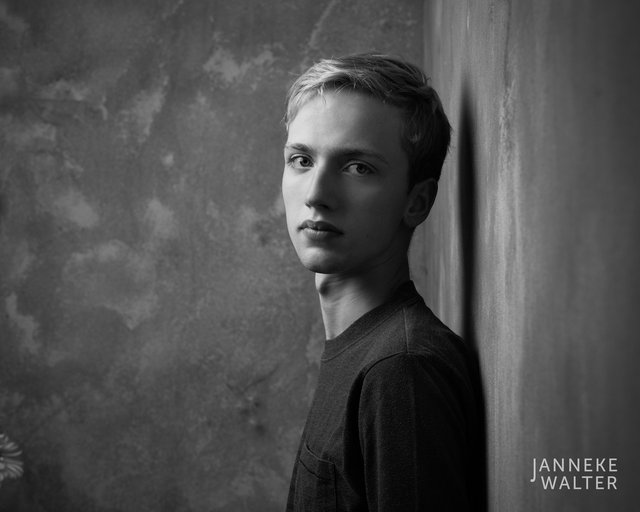 Fine art portretfoto jongen tegen muur @ Janneke Walter, kinderfotograaf Utrecht De Bilt, kinderfotografie, kinderportret, fine art fotografie