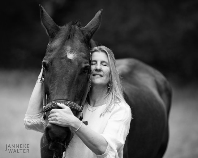 portretfoto vrouw met paard © Janneke Walter, fotograaf Utrecht De Bilt, portretfotograaf, portret, portretfotografie