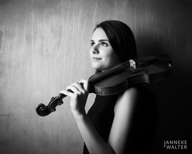 Fine art portretfoto van muzikant violiste violist Vera Beumer II © Janneke Walter, fotograaf Utrecht De Bilt, fine art fotografie, portretfotograaf, portret, foto, portretfotografie