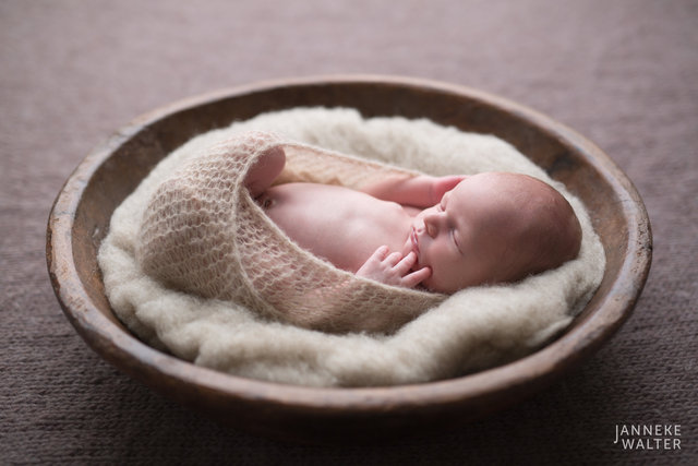 Foto_newborn_baby_houten_schaal_1_newbornfotograaf_Janneke_Walter_Utrecht_De_Bilt.jpg