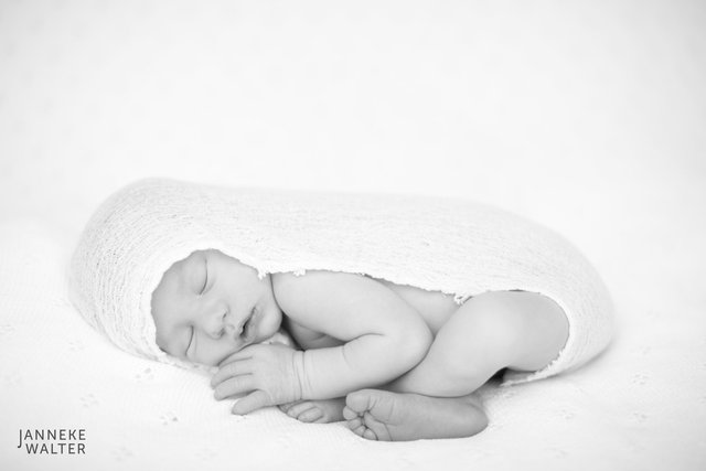 Foto_newborn_baby_wrap_witte_deken_newbornfotograaf_Janneke_Walter_Utrecht_De_Bilt.jpg