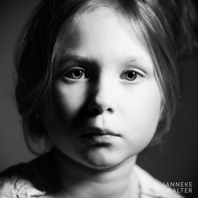 Fine art portretfoto meisje met witte bloes II @ Janneke Walter, kinderfotograaf Utrecht De Bilt, kinderfotografie, kinderfotografie, kinderportret, fine art fotografie
