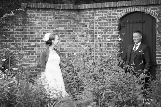 Portretfoto bruidspaar voor oude afgebrokkelde muur © Janneke Walter, fotograaf Utrecht De Bilt, loveshoot, bruidsfotografie, trouwfotografie