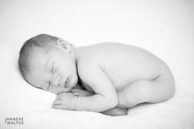 Foto_newborn_baby_bloot_witte_deken_newbornfotograaf_Janneke_Walter_Utrecht_De_Bilt.jpg