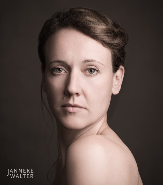 portretfoto vrouw met blote schouder © Janneke Walter, fotograaf, Utrecht, De Bilt, portretfotograaf, portret, portretfotografie