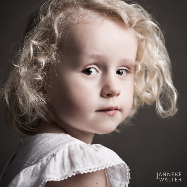 Fine art portretfoto kind met blonde krullen @ Janneke Walter, kinderfotograaf Utrecht De Bilt, kinderfotografie, kinderportret, fine art fotografie