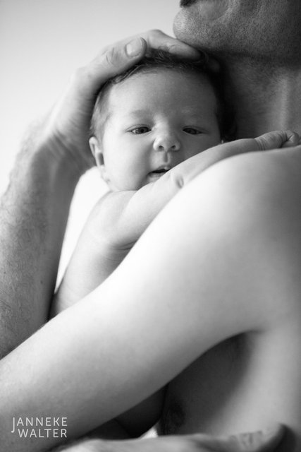 Foto_newborn_baby_op_arm_vader_newbornfotograaf_Janneke_Walter_Utrecht_De_Bilt.jpg