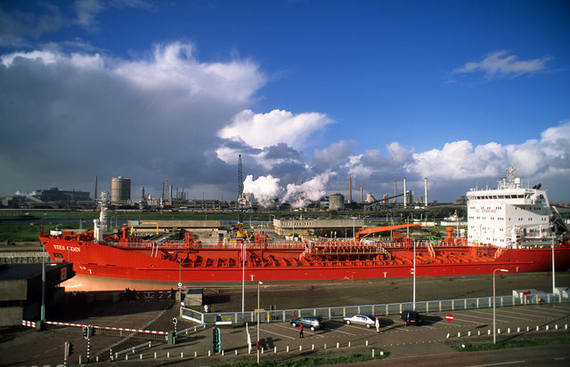 037 Scheepvaart in sluis IJmuiden.jpg