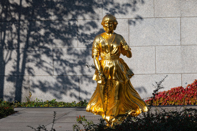 Goldelse. Von Alicia Kwade. Neue Nationalgalerie