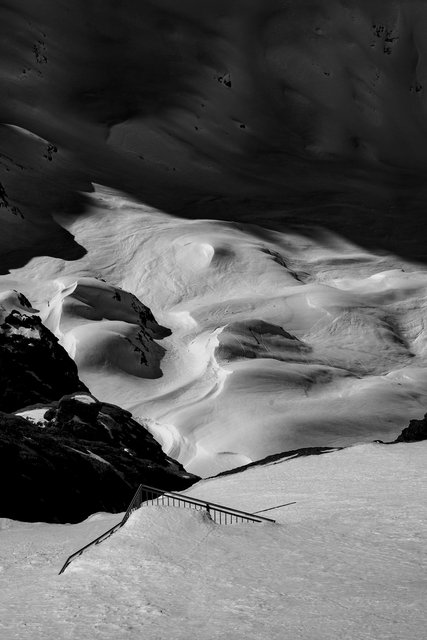 Zugeschneite Aussichtsplattform.