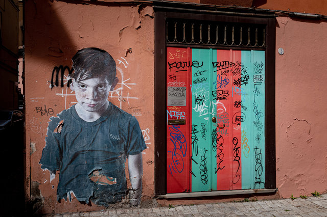 Ragazzo sul muro 