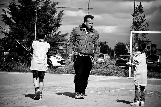 Bruno, il fondatore dell'associazione Un Infanzia da Vivere, cerca di organizzare tornei di calcett