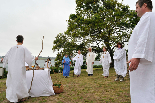 Rituel druidique sur l'île de Gavrinis, solstice d'été, Golfe du Morbihan