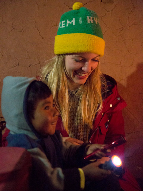 shannon and britt deliver little etson their best hand shadows