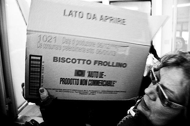 Un momento della distribuzione dei pacchi alimentari