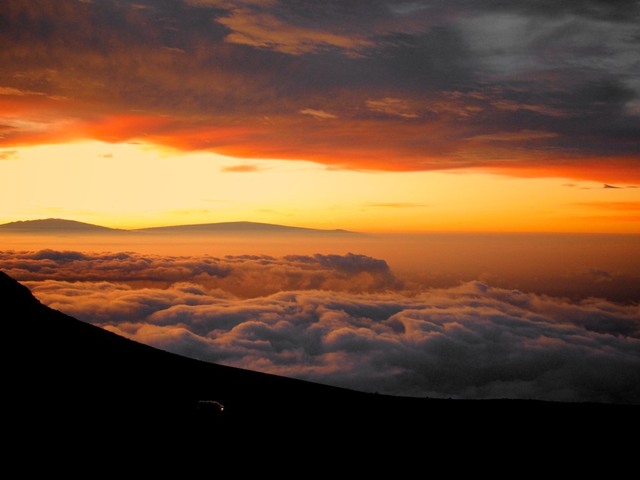 Nascer do sol com Carro no Vulcão Haleakala