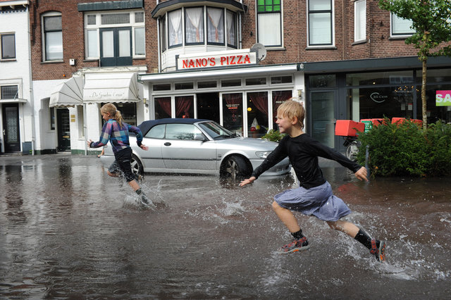 Wateroverlast Oegstgeest zomer 2010 / Flooded street Oegstgeest summer 2010