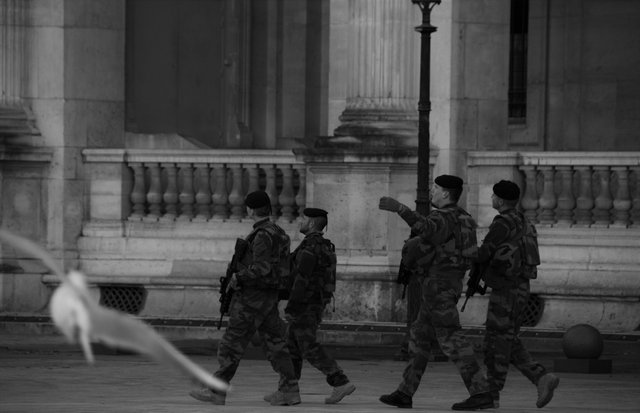 Place du Carrousel du Louvre, Paris  - militaires - décembre 2015.jpg