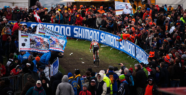 Vos rijdt onbedreigd naar de eindmeet, nummer twee Eva Lechner ( Italië ) komt op 1 minuut 7 binnen