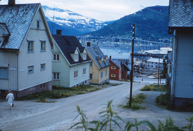 881 (30) Tromsø, hooggelegen brug op achtergrond. Straat
