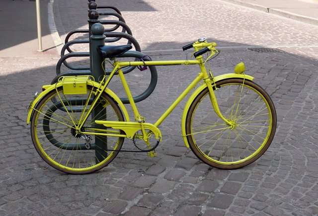 Yellow bicycle at Colmar VB.JPG