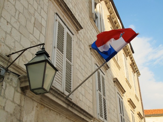 Fachada com bandeira