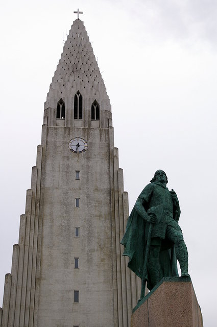 Hallgrimskirkja and Leif Eiriksson VB.JPG