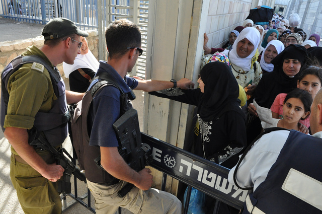 Check point de Qalandiya, avant la veillée de la Nuit du Destin