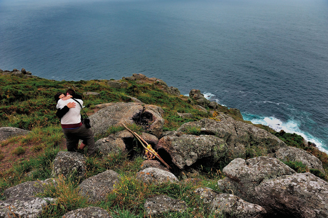 Cap Finisterre, jeunes pèlerins au terme de leur voyage