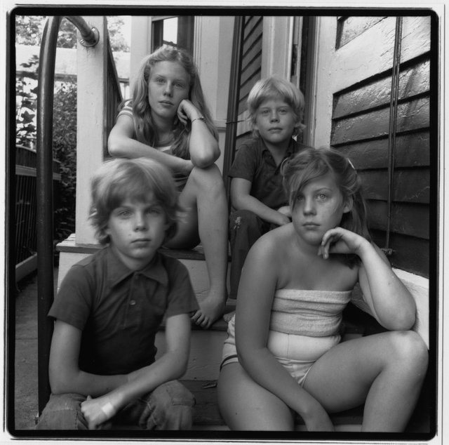 1981.07.26. 4 Kids before vacation with their Dad