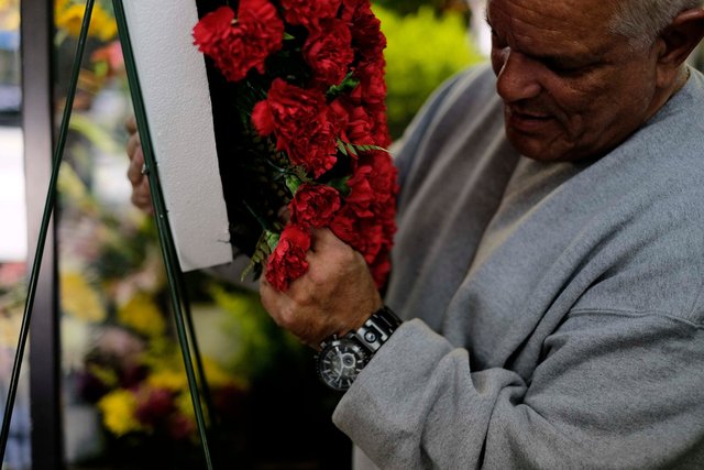 141108_MBElian_flowermen_001_sm.JPG