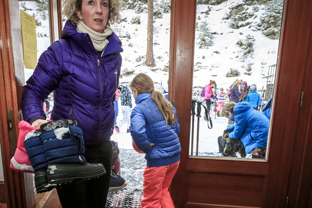 Chaos bij vertrek van de pendelbus naar de piste (email bij mij)