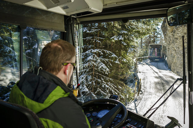 De pendelbussen over eigen weg naar de piste