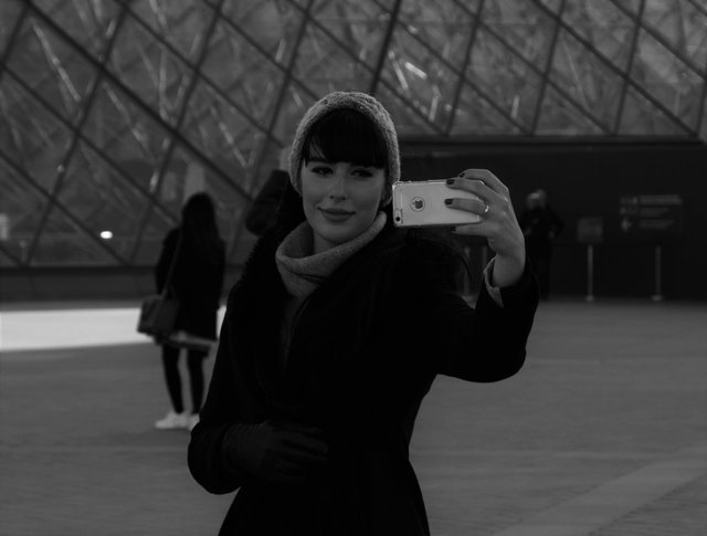 Selfie, près de la pyramide du Louvre - Paris décembre 2015.jpg