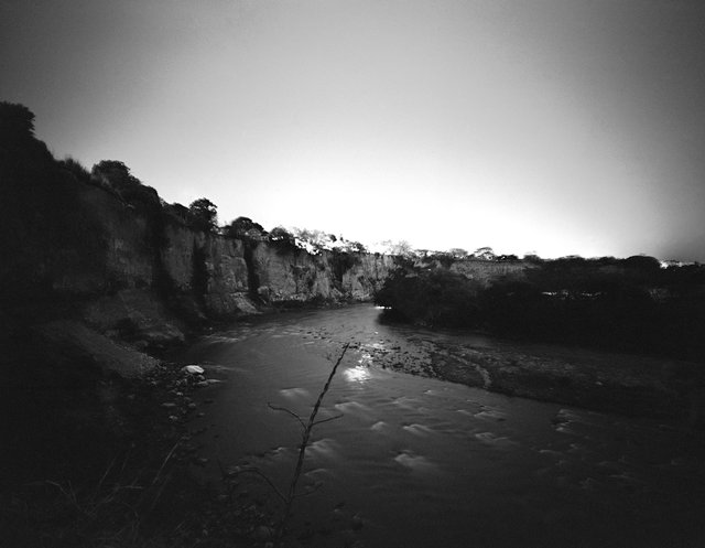 Acantilado sobre el Rio Gualí, Tolima, 9.30 pm.