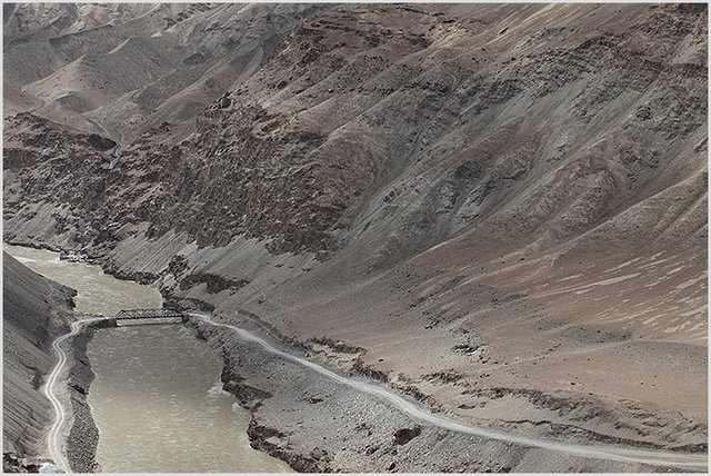 bridge over indus at zanskar confluence